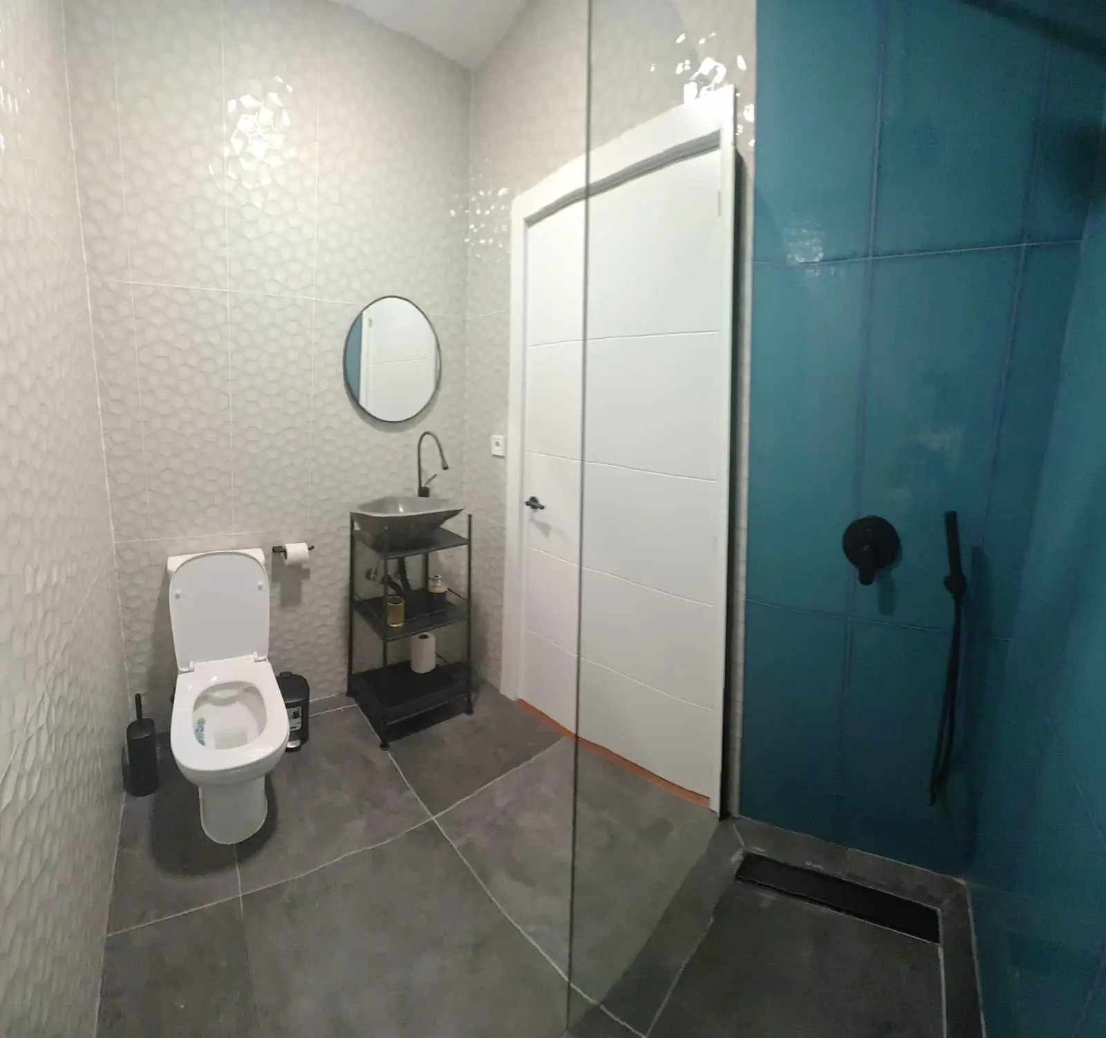 Bano de la habitacion queen en hotel royal lux sagunto